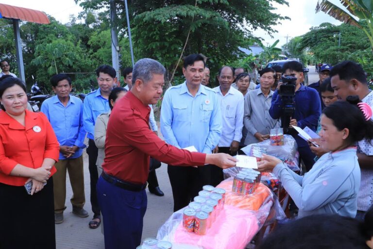 ពលរដ្ឋដែលរងគ្រោះដោយខ្យល់កន្ត្រាក់បណ្តាលអោយខូចខាតដំបូលផ្ទះចំនួន ៧គ្រួសារនៅស្រុកស្អាង ទទួលបានជំនួយសង្គ្រោះបឋមពីកាកបាទក្រហមខេត្តកណ្តាល