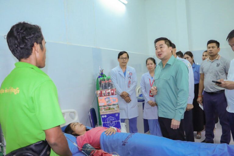 លោក ម៉េង ស្រ៊ុន ប្រធានក្រុមការងារចុះជួយមូលដ្ឋាន ឃុំអមលាំងបានដឹកនាំក្រុមការងារ ចុះសួរសុខទុក្ខ និងយកអំណោយជូនដល់លោកស្រី អ៊ឹម សេរីរ៉ាវីន ដែលមានជីវភាពខ្វះខាត កំពុងសម្រាកព្យាបាលនៅមន្ទីរពេទ្យបង្អែកខេត្តកំពង់ស្ពឺ…