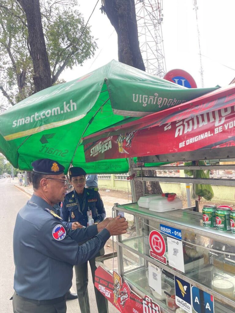 កម្លាំងកងរាជអាវុធហត្ថខេត្តសៀមរាប បានបន្តយុទ្ធនាការ ចុះចែកខិតប័ណ្ណ យុទ្ធនាការ ចុះចែកខិតប័ណ្ណ នាមប័ណ្ណ និងបិទស្ទិកគ័រផ្សព្វផ្សាយប្រព័ន្ធលេខទូរស័ព្ទ  (Hotline) 1296  ជូនដល់ប្រជាពលរដ្ឋ តាមមាត់ស្ទឹង ក្នុងក្រុងសៀមរាប