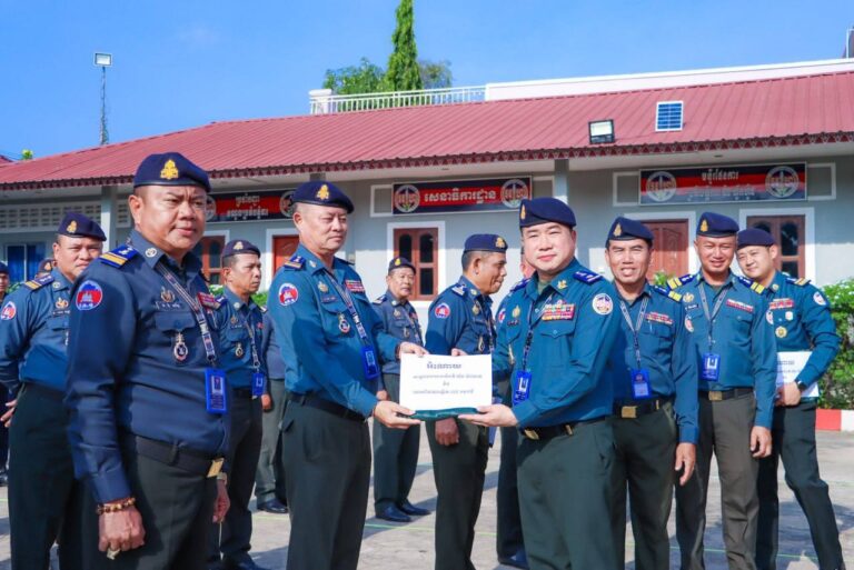 ពិធីចែកអាវភ្លៀង ជូនដល់ នាយទាហាន នាយទាហានរង និងពលទាហាន នៃបញ្ជាការដ្ឋានកងរាជអាវុធហត្ថខេត្តកំពង់ស្ពឺ