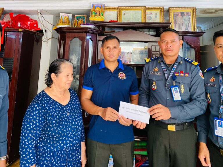 ក្រុមការងារ អាវុធហត្ថរាជធានីភ្នំពេញ នាំយកអំណោយចុះសួរសុខទុក្ខសមាជិក ដែលបានសម្រាកព្យាបាលដោយវះកាត់ បូសអន្ទង់!