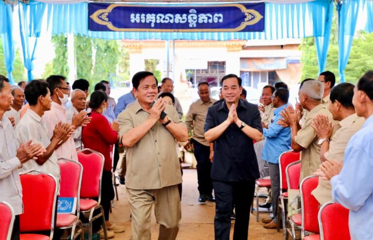 ថ្នាក់ដឹកនាំខេត្តកំពង់ចាម ចូលរួមអមដំណើរ ឯកឧត្តម អ៊ុច បូររិទ្ធ អញ្ជើញចុះជួបសំណេះសំណាលជាមួយមន្រ្តីរាជការ ក្រុមប្រឹក្សាឃុំ និងប្រជាពលរដ្ឋនៅស្រុកព្រៃឈរ