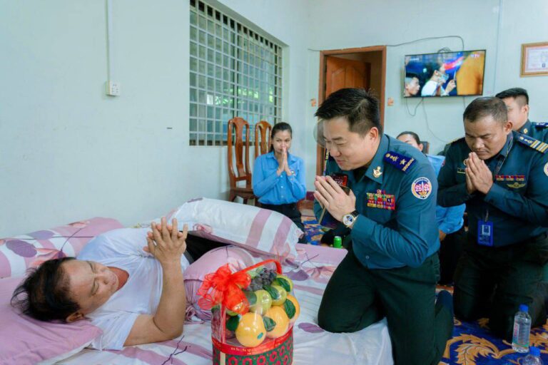 លោកឧត្តមសេនីយ៍ត្រី ម៉េង ស្រ៊ុន ដឹកនាំក្រុមការងារ ចុះសួរសុខទុក្ខ ឯកឧត្តម យឹម សុខុម ប្រធានក្រុមប្រឹក្សាខេត្តកំពង់ស្ពឺ ដែលកំពុងសម្រាកព្យាបាលសុខភាពនៅគេហដ្ឋាន