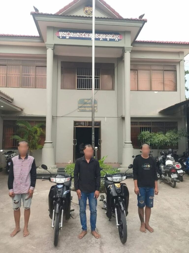 ក្មេងទំនើង០៣នាក់ ត្រូវអាវុធហត្ថរាជធានីភ្នំពេញ បង្ក្រាបពាក់ព័ន្ធនឹងករណីបង្ហោះម៉ូតូលើផ្លូវសាធារណៈ!