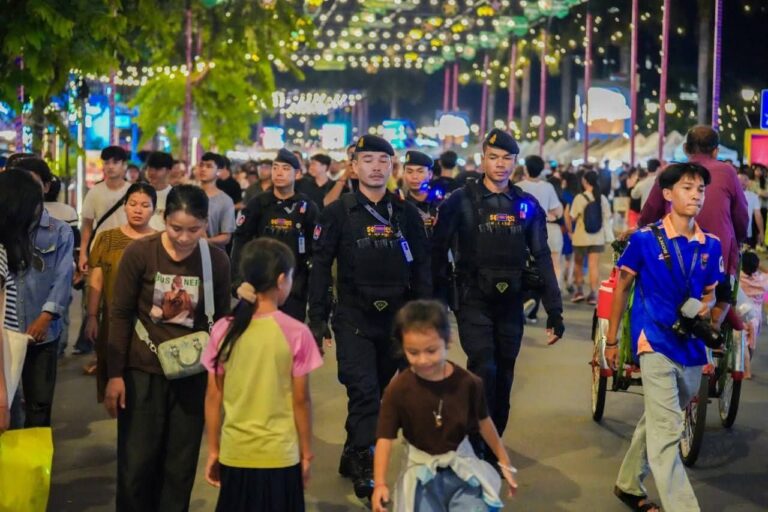 កម្លាំងកងរាជអាវុធហត្ថរាជធានីភ្នំពេញ ចូលរួមល្បាត ការពារ​សន្តិសុខ​ សុវត្ថិភាព​ រក្សាសណ្ដាប់​ធ្នាប់​ និងសង្គ្រោះបន្ទាន់ ​ជូន​បងប្អូន​ប្រជាពលរដ្ឋ​ ធ្វើដំណើរកំសាន្ត នៅតាមដងផ្លូវថ្មើរជើង (Walk Street)