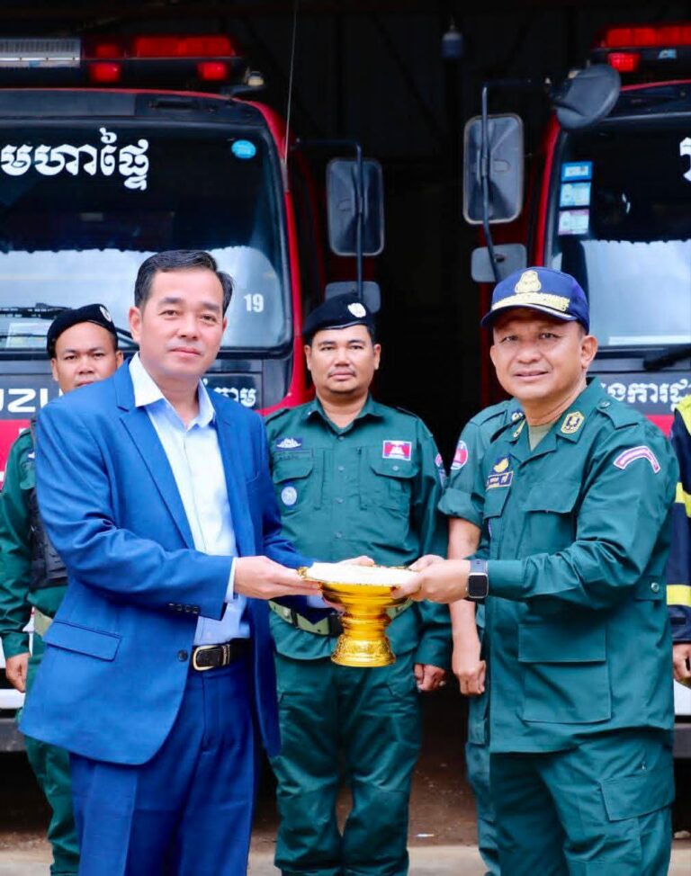 អភិបាលខេត្តកំពង់ចាម អញ្ជើញចុះពិនិត្យសម្ភារៈ មធ្យោបាយធ្វេីការ និងសំណេះសំណាល សួរសុខទុក្ខកងកម្លាំងមានសមត្ថកិច្ចក្នុងការរក្សាសន្តិសុខ សណ្តាប់ធ្នាប់សាធារណៈ និងការពន្លត់អគ្គីភ័យជូនប្រជាពលរដ្ឋ