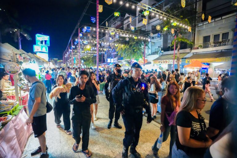 កម្លាំងកងរាជអាវុធហត្ថរាជធានីភ្នំពេញ ចូលរួមល្បាត ការពារ​សន្តិសុខ​ សុវត្ថិភាព​ រក្សាសណ្ដាប់​ធ្នាប់​ និងសង្គ្រោះបន្ទាន់ ​ជូន​បងប្អូន​ប្រជាពលរដ្ឋ​ ធ្វើដំណើរកំសាន្ត នៅតាមដងផ្លូវថ្មើរជើង (Walk Street) ថ្ងៃទី០៦  ខែកញ្ញា ឆ្នាំ២០២៥