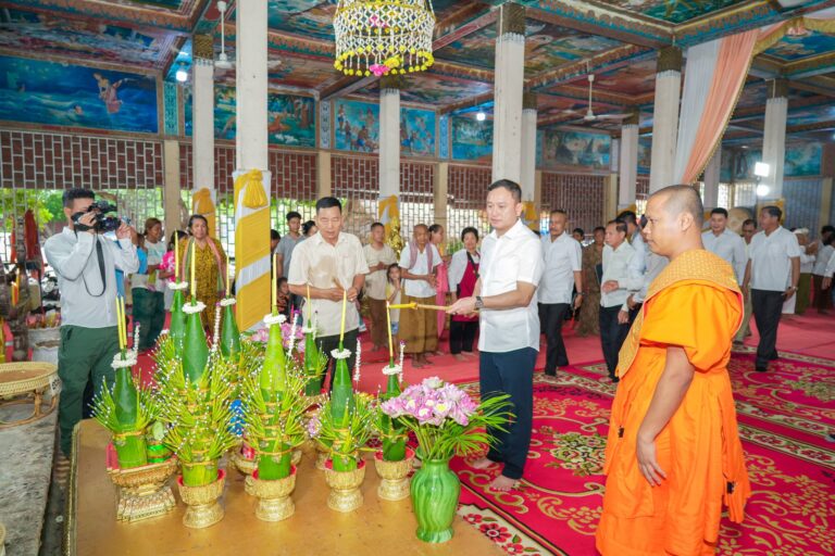 ឧត្តមសេនីយ៍ឯក រ័ត្ន ស្រ៊ាង នាំទេយ្យទានប្រគេនព្រះសង្ឃក្នុងឱកាសវេនកាន់បិណ្ឌ ចំនួន០២វត្ត ក្នុងសង្កាត់ព្រែកកំពឹស ខណ្ឌដង្កោ!