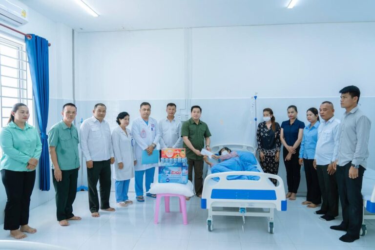 លោក ម៉េង ស្រ៊ុន ប្រធានក្រុមការងារចុះជួយមូលដ្ឋានឃុំអមលាំង បានអញ្ចើញចុះសួរសុខទុក្ខអ៊ុំស្រី សៀក ខេង អាយុ៧៦ឆ្នាំ កំពុងសម្រាកព្យាបាលនៅមន្ទីរពេទ្យបង្អែកខេត្តកំពង់ស្ពឺ