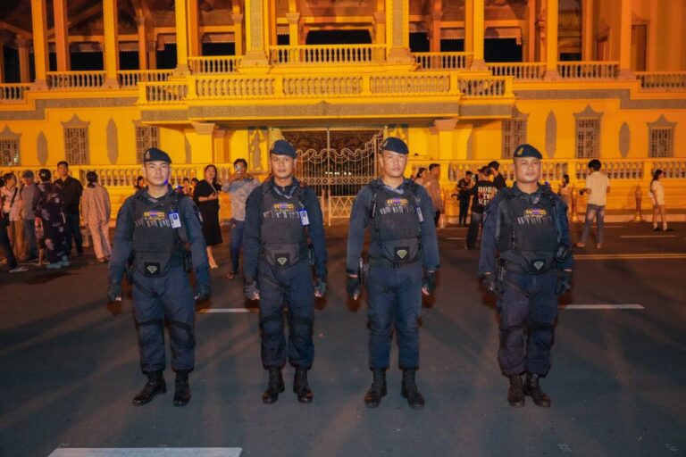 កម្លាំងកងរាជអាវុធហត្ថរាជធានីភ្នំពេញ ចូលរួមល្បាត ការពារ​សន្តិសុខ​ សុវត្ថិភាព​ រក្សាសណ្ដាប់​ធ្នាប់​ និងសង្គ្រោះបន្ទាន់ ​ជូន​បងប្អូន​ប្រជាពលរដ្ឋ​ ធ្វើដំណើរកំសាន្ត នៅតាមដងផ្លូវថ្មើរជើង (Walk Street) ថ្ងៃទី១៤-១៥ ខែមីនា ឆ្នាំ២០២៦