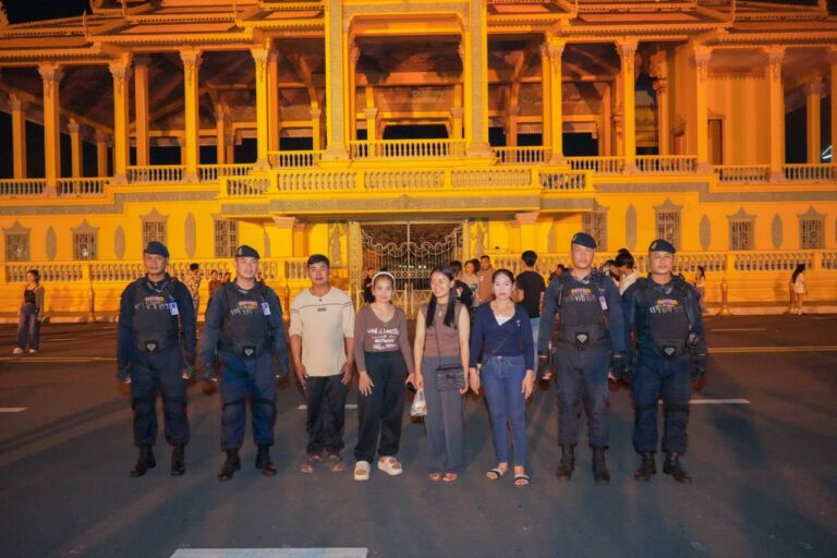 កម្លាំងកងរាជអាវុធហត្ថរាជធានីភ្នំពេញ ចូលរួមល្បាត ការពារ​សន្តិសុខ​ សុវត្ថិភាព​ រក្សាសណ្ដាប់​ធ្នាប់​ និងសង្គ្រោះបន្ទាន់ ​ជូន​បងប្អូន​ប្រជាពលរដ្ឋ​ ធ្វើដំណើរកំសាន្ត នៅតាមដងផ្លូវថ្មើរជើង (Walk Street) ថ្ងៃទី២១-២២ ខែមីនា ឆ្នាំ២០២៦។