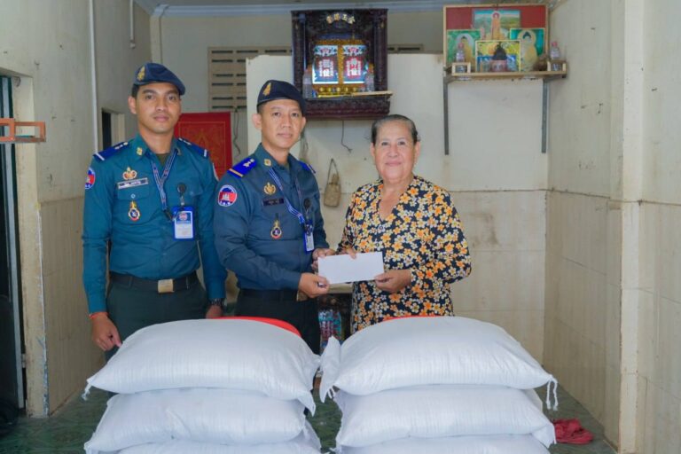 ឧត្តមសេនីយ៍ឯក រ័ត្ន ស៊្រាង បន្តជួយដល់គ្រួសារអតីតអ្នករួមការងារនាសម័យរដ្ឋកម្ពុជា