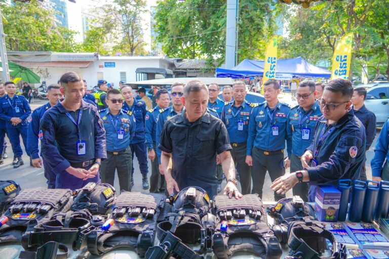 ឧត្តមសេនីយ៍ឯក រ័ត្ន ស្រ៊ាង ដឹកនាំក្រុមការងារអញ្ជើញចុះត្រួតពិនិត្យស្តង់ពិព័ណ៌ផ្សព្វផ្សាយពី តួនាទី ភារកិច្ច សកម្មភាពការងាររបស់អាវុធហត្ថរាជធានីភ្នំពេញ និងលេខទូរស័ព្ទអន្តរាគមន៏បន្ទាន់ 1291!