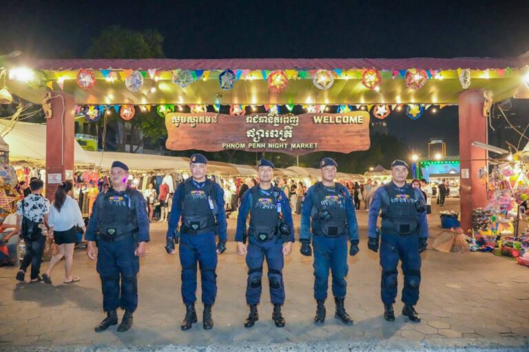 កម្លាំងកងរាជអាវុធហត្ថរាជធានីភ្នំពេញ ចូលរួមល្បាត ការពារ​សន្តិសុខ​ សុវត្ថិភាព​ រក្សាសណ្ដាប់​ធ្នាប់​ និងសង្គ្រោះបន្ទាន់ ​ជូន​បងប្អូន​ប្រជាពលរដ្ឋ​ ធ្វើដំណើរកំសាន្ត នៅតាមដងផ្លូវថ្មើរជើង (Walk Street) ថ្ងៃទី២៥-២៦ ខែមេសា ឆ្នាំ២០២៦។