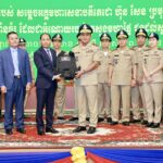 ឯកឧត្តម ភឺន ផល្លា តំណាងសម្តេចតេជោ ប្រមុខរដ្ឋស្តីទី នាំយកអាវក្រោះខ្មែរ DSS និងមួកការពារ​គ្រាប់​ ជាអំណោយដ៏ថ្លៃថ្លារបស់សម្តេចតេជោ ប្រមុខរដ្ឋស្តីទី និងសម្តេចកិត្តិព្រឹទ្ធបណ្ឌិត ប្រគល់ជូនអគ្គស្នងការដ្ឋាននគរបាលជាតិ ដើម្បីចូលរួមគាំទ្រ និងពង្រឹងសមត្ថភាពការងាររបស់កងកម្លាំងបំពេញភារកិច្ចបម្រើជាតិ និងប្រជាពលរដ្ឋ