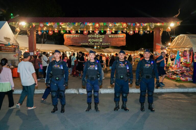 កម្លាំងកងរាជអាវុធហត្ថរាជធានីភ្នំពេញ ចូលរួមល្បាត ការពារ​សន្តិសុខ​ សុវត្ថិភាព​ រក្សាសណ្ដាប់​ធ្នាប់​ និងសង្គ្រោះបន្ទាន់ ​ជូន​បងប្អូន​ប្រជាពលរដ្ឋ​ ធ្វើដំណើរកំសាន្ត នៅតាមដងផ្លូវថ្មើរជើង (Walk Street) ថ្ងៃទី២-៣ ខែឧសភា ឆ្នាំ២០២៦។