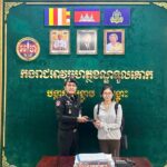 នារីរងគ្រោះជ្រុះបាត់ទូរស័ព្ទដៃ ទំនាក់ទំនងមកលេខទូរស័ព្ទបន្ទាន់ ១២៩១ អាវុធហត្ថរាជធានីភ្នំពេញ ជួយស្វែងរករហូតឃើញវិញ
