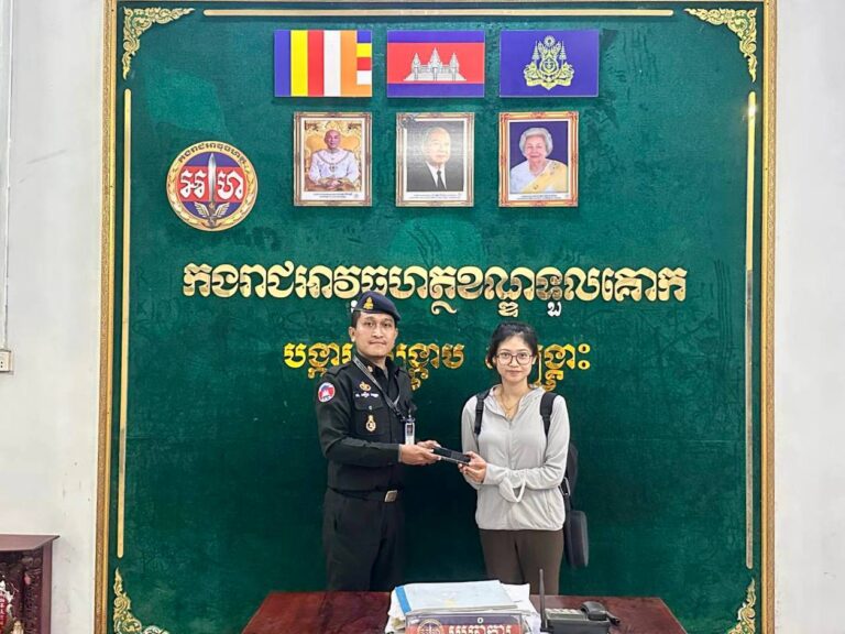 នារីរងគ្រោះជ្រុះបាត់ទូរស័ព្ទដៃ ទំនាក់ទំនងមកលេខទូរស័ព្ទបន្ទាន់ ១២៩១ អាវុធហត្ថរាជធានីភ្នំពេញ ជួយស្វែងរករហូតឃើញវិញ