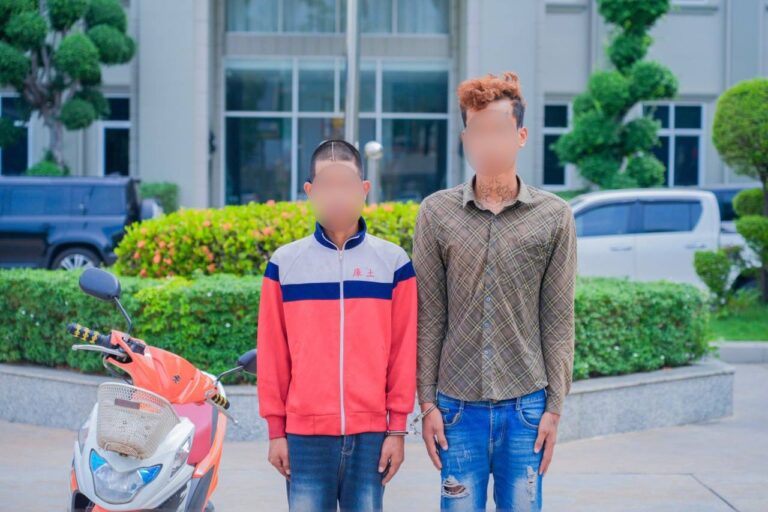អាវុធហត្ថរាជធានីភ្នំពេញ ឃាត់ខ្លួនជនសង្ស័យ ០២នាក់ ពាក់ព័ន្ធករណីលួចទូរស័ព្ទ!