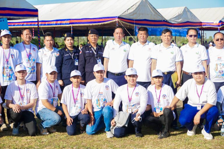 កម្លាំងកងរាជអាវុធហត្ថរាជធានីភ្នំពេញ ចូលរួមការពារសន្តិសុខ សុវត្ថិភាព រក្សាសណ្តាប់ធ្នាប់ និងចេញរថយន្តដឹកជញ្ជូនគ្រឿងញៀន សារធាតុគីមីផ្សំ សារធាតុគីមី និងសម្ភារៈវេចខ្ចប់ទម្ងន់សរុប ៤,៦១តោន ចេញពីអាគារសាលាយុត្តិធម៍ រាជធានីភ្នំពេញ ទៅកាន់ ទីតាំងដុតបំផ្លាញគ្រឿងញៀន ស្ថិតក្នុងភូមិតាគោក ឃុំឈ្វាំង ស្រុកពញាឮ ខេត្តកណ្តាល ដើម្បីដុតបំផ្លាញចោល នៅវេលាម៉ោង ០៧:៣០នាទីព្រឹក ថ្ងៃទី២១ ខែកក្កដា ឆ្នាំ២០២៦ ក្នុងឱកាសប្រារព្ធទិវាអន្តរជាតិប្រយុទ្ធប្រឆាំងគ្រឿងញៀន និងពិធីដុតបំផ្លាញគ្រឿងញៀន ក្រោមអធិបតីភាពដ៏ខ្ពង់ខ្ពស់ ឯកឧត្តមអភិសន្តិបណ្ឌិត ស សុខា ឧបនាយករដ្ឋមន្ត្រី រដ្ឋមន្ត្រីក្រសួងមហាផ្ទៃ។