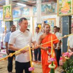 ឯកឧត្តម រ័ត្ន ស្រ៊ាង នាំយកទៀនព្រះវស្សា និងទេយ្យវត្ថុប្រគេនព្រះសង្ឃគង់ចាំព្រះវស្សានៅវត្តព្រែកថ្លឹង ក្នុងសង្កាត់ព្រែកកំពឹស!