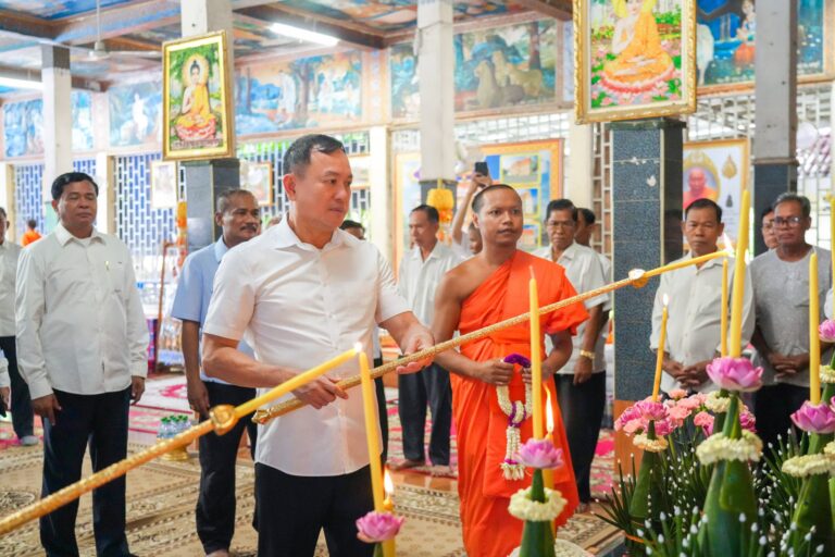 ឯកឧត្តម រ័ត្ន ស្រ៊ាង នាំយកទៀនព្រះវស្សា និងទេយ្យវត្ថុប្រគេនព្រះសង្ឃគង់ចាំព្រះវស្សានៅវត្តព្រែកថ្លឹង ក្នុងសង្កាត់ព្រែកកំពឹស!