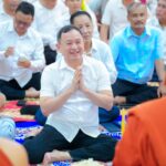 ឯកឧត្តម រ័ត្ន ស្រ៊ាង នាំយកទៀនព្រះវស្សា និងទេយ្យវត្ថុប្រគេនព្រះសង្ឃគង់ចាំព្រះវស្សានៅវត្តកែវមុនី ក្នុងសង្កាត់ព្រែកកំពឹស!  នាព្រឹក ថ្ងៃទី២៦ ខែកក្កដា ឆ្នាំ២០២៦ ឯកឧត្តម ឧត្តមសេនីយ៍ឯក រ័ត្ន ស្រ៊ាង មេបញ្ជាការរង កងរាជអាវុធហត្ថលើផ្ទៃប្រទេស មេបញ្ជាការកងរាជអាវុធហត្ថរាជធានីភ្នំពេញ និងជាប្រធានក្រុមការងាររាជរដ្ឋាភិបាល ចុះមូលដ្ឋានខណ្ឌដង្កោ រួមជាមួយក្រុមការងារ បាននាំយកទៀនព្រះវស្សា ព្រមទាំងថវិកា និងទេយ្យវត្ថុចម្រុះជាច្រើនមុខ ប្រគេនដល់ព្រះសង្ឃដែលគង់ចាំព្រះវស្សានៅវត្តកែវមុនី ក្នុងសង្កាត់ព្រែកកំពឹស ខណ្ឌដង្កោ រាជធានីភ្នំពេញ។