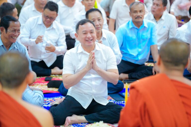 ឯកឧត្តម រ័ត្ន ស្រ៊ាង នាំយកទៀនព្រះវស្សា និងទេយ្យវត្ថុប្រគេនព្រះសង្ឃគង់ចាំព្រះវស្សានៅវត្តកែវមុនី ក្នុងសង្កាត់ព្រែកកំពឹស!  នាព្រឹក ថ្ងៃទី២៦ ខែកក្កដា ឆ្នាំ២០២៦ ឯកឧត្តម ឧត្តមសេនីយ៍ឯក រ័ត្ន ស្រ៊ាង មេបញ្ជាការរង កងរាជអាវុធហត្ថលើផ្ទៃប្រទេស មេបញ្ជាការកងរាជអាវុធហត្ថរាជធានីភ្នំពេញ និងជាប្រធានក្រុមការងាររាជរដ្ឋាភិបាល ចុះមូលដ្ឋានខណ្ឌដង្កោ រួមជាមួយក្រុមការងារ បាននាំយកទៀនព្រះវស្សា ព្រមទាំងថវិកា និងទេយ្យវត្ថុចម្រុះជាច្រើនមុខ ប្រគេនដល់ព្រះសង្ឃដែលគង់ចាំព្រះវស្សានៅវត្តកែវមុនី ក្នុងសង្កាត់ព្រែកកំពឹស ខណ្ឌដង្កោ រាជធានីភ្នំពេញ។