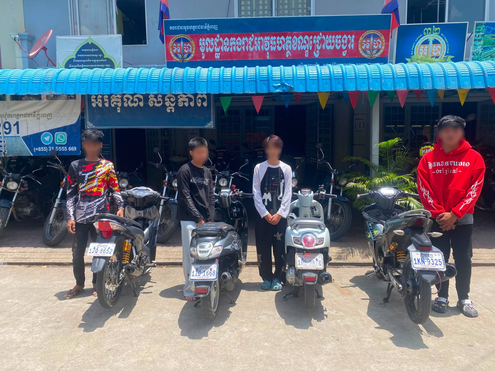 រថយន្ត ០១គ្រឿង និងម៉ូតូ ០៨គ្រឿង ត្រូវអាវុធហត្ថរាជធានីភ្នំពេញ បង្ក្រាបយកម្ចាស់ទៅព្រមាន និងអប់រំជាបន្តបន្ទាប់ ពាក់ព័ន្ធករណីកែច្នៃបំពង់ស៊ីម៊ាំងម៉ូតូខុសលក្ខណៈបច្ចេកទេស!