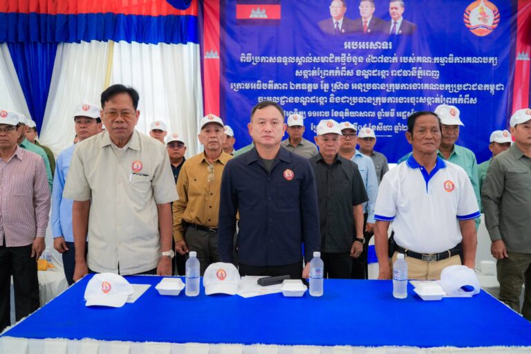 យុវជនជំនាន់ថ្មីរួមជាមួយសកម្មជនមកពីគណបក្សដទៃ សរុប៤២៧នាក់ ស្ម័គ្រចិត្តចូលរួមជីវភាពនយោបាយជាមួយគណបក្សប្រជាជនកម្ពុជា ក្នុងសង្កាត់ព្រែកកំពឹស!