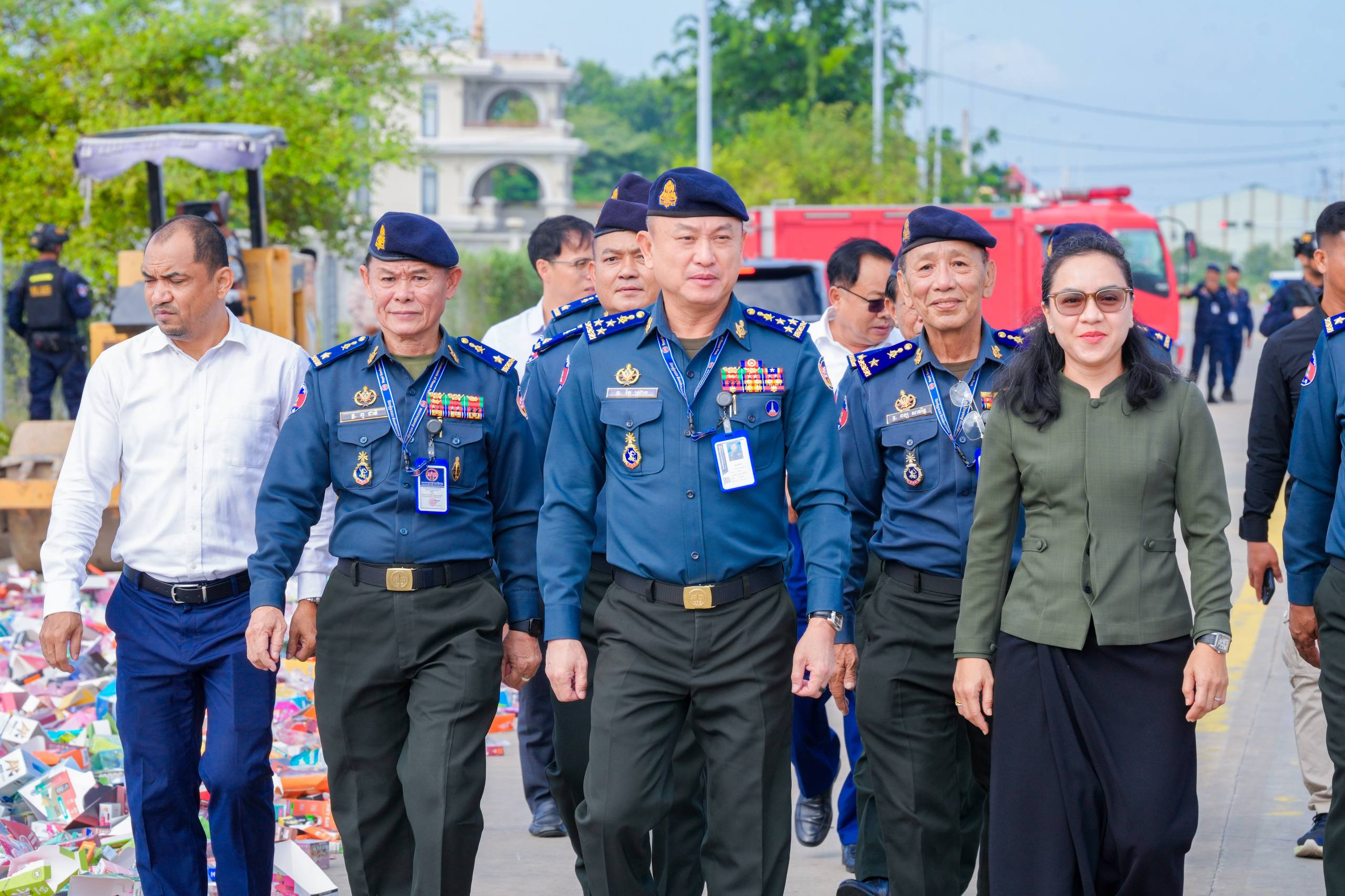 អាវុធហត្ថរាជធានីភ្នំពេញ កិនកម្ទេចឧបករណ៍បារីអេឡិចត្រូនិក និងសារធាតុគីមីសម្រាប់ជក់ សរុបជាង ៣៦ម៉ឺនគ្រឿង!