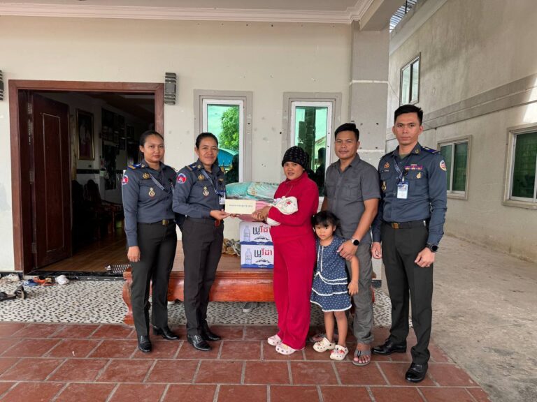 ក្រុមការងារអាវុធហត្ថរាជធានីភ្នំពេញ ប្រគល់អំណោយដល់សមាជិកចំនួន៥នាក់ ដែលមានប្រពន្ធទើបសម្រាលកូន!