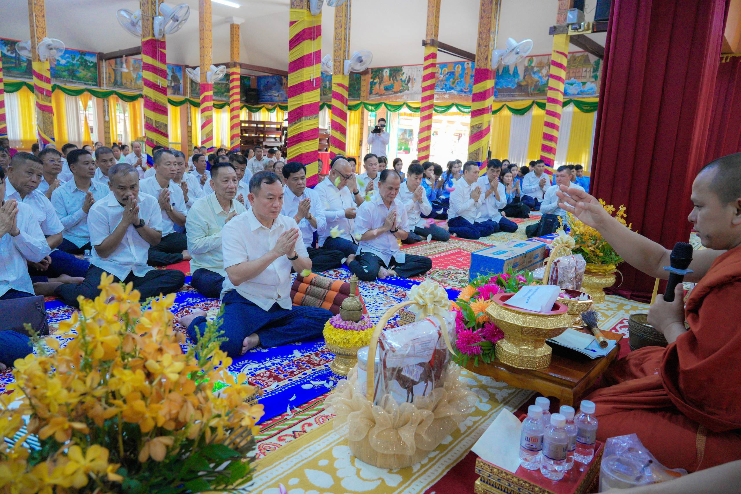 ថ្ងៃបិណ្ឌវេនទី១៣! ឧត្តមសេនីយ៍ឯក រ័ត្ន ស្រ៊ាង នាំទេយ្យទានប្រគេនព្រះសង្ឃក្នុងវត្តកែវមុនី (ហៅវត្តគោករលួស) សង្កាត់ព្រែកកំពឹស ខណ្ឌដង្កោ!